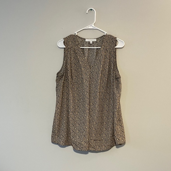 Chic Sleeveless Tan Patterned Blouse - Picture 1 of 5